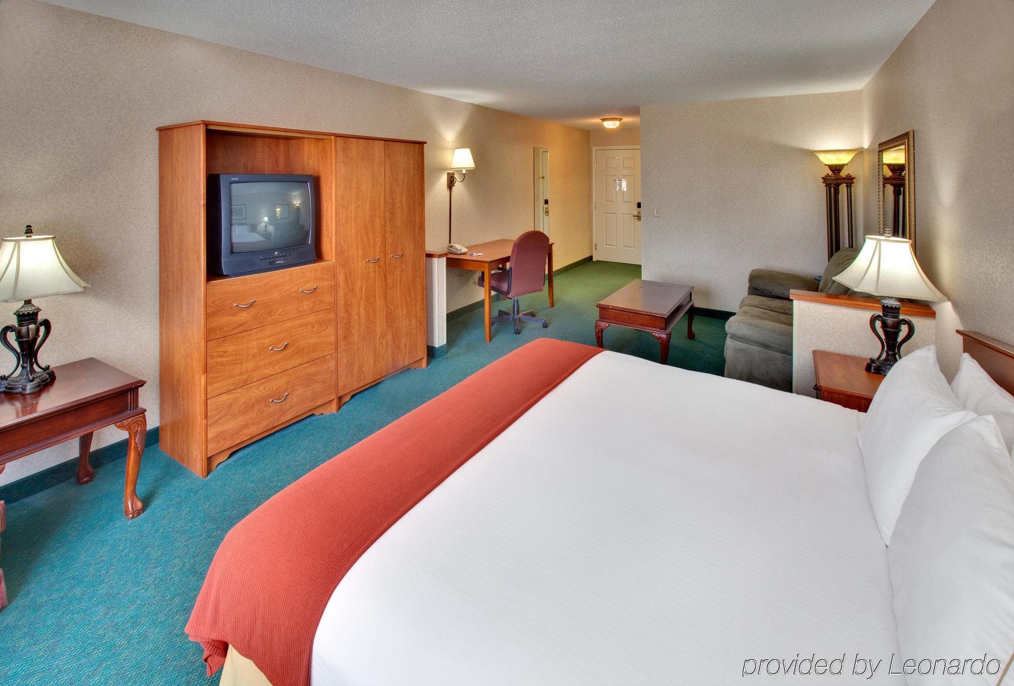 Holiday Express & Vermillion, An Ihg Vermillion